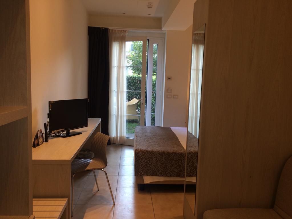 Accademia Hotel Римини Экстерьер фото