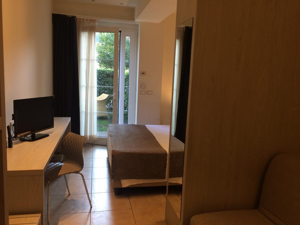 Accademia Hotel Римини Экстерьер фото