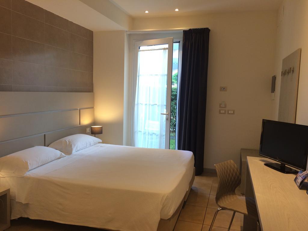 Accademia Hotel Римини Экстерьер фото